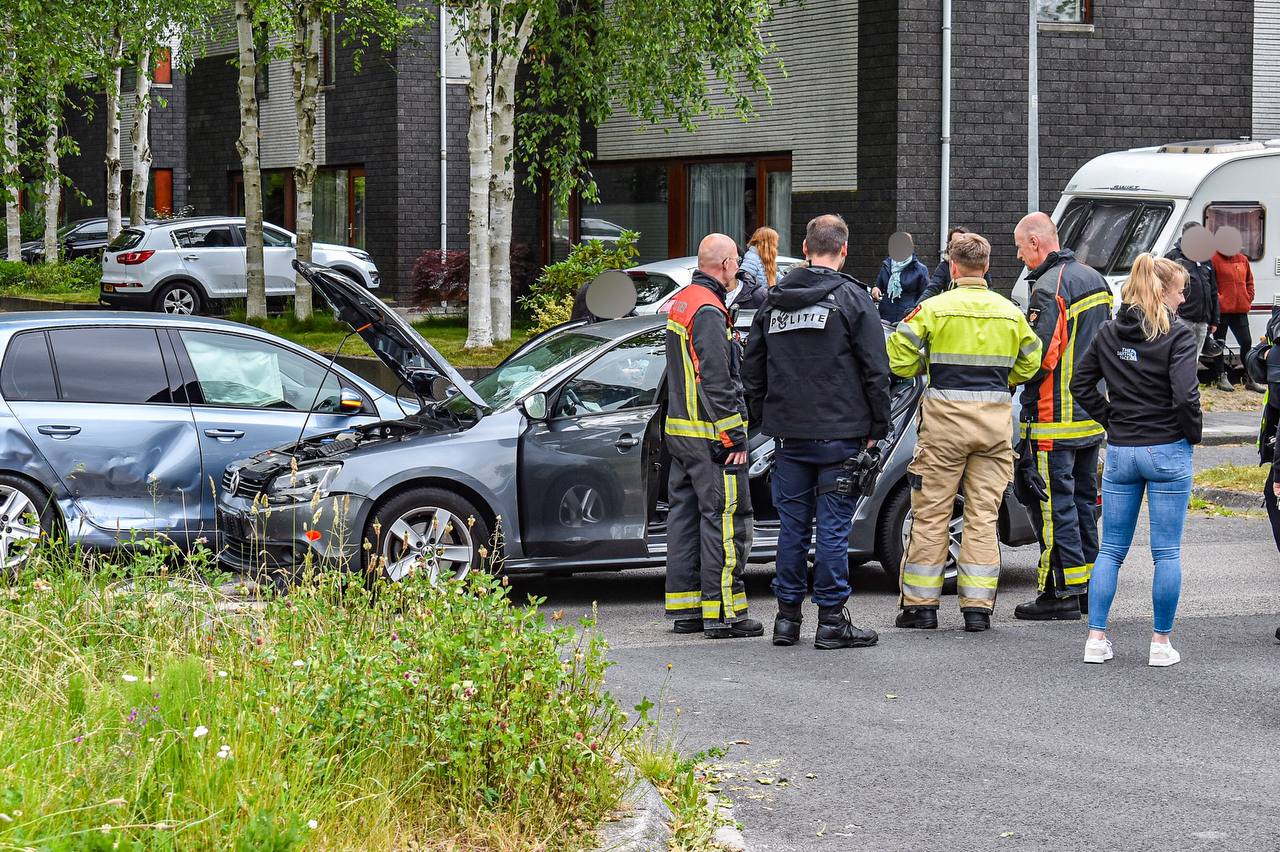 Automobilist bekneld na aanrijding met ander voertuig