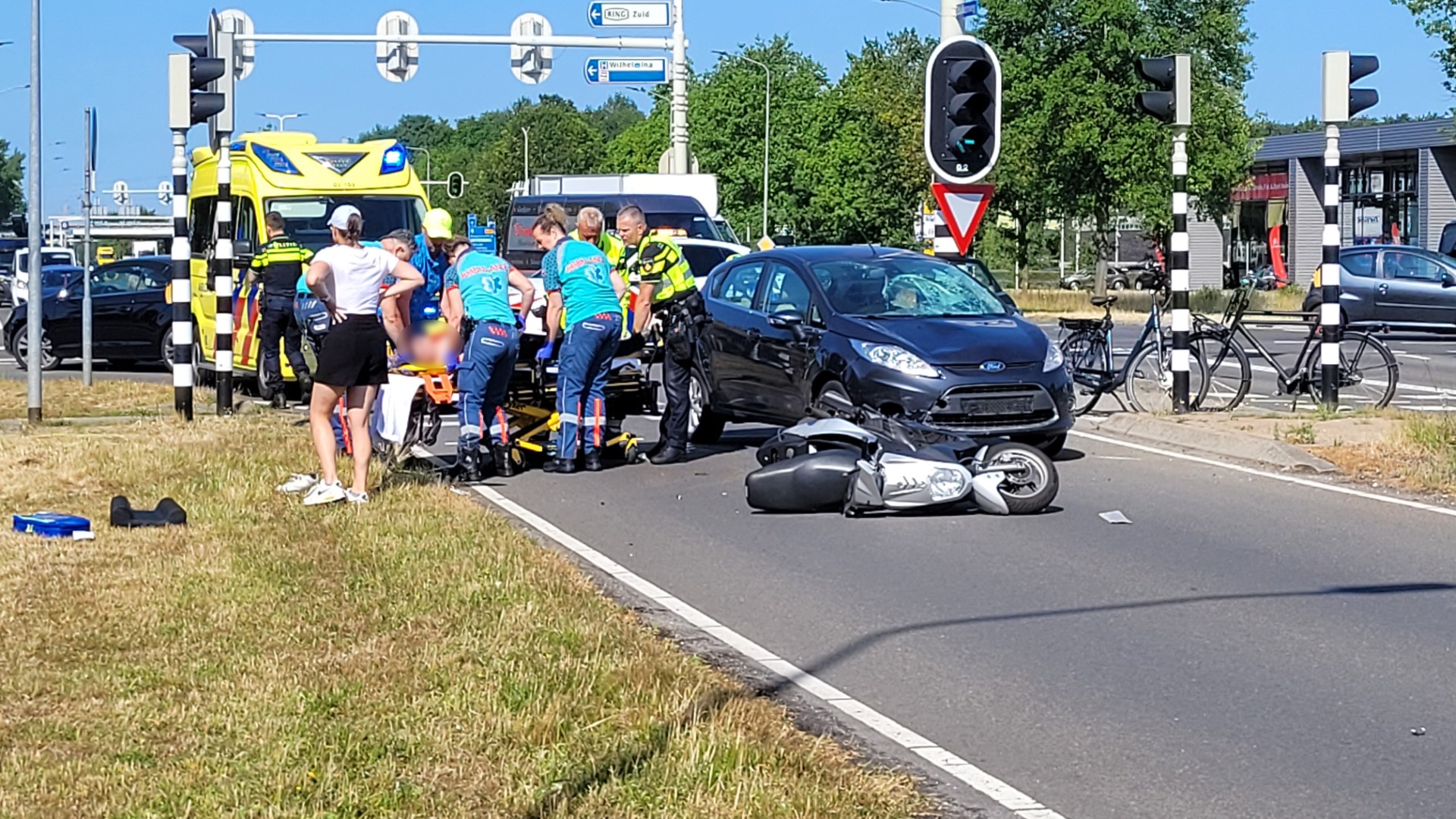 Scooterrijder belandt door aanrijding op voorruit van auto