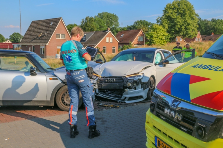 Gewonden bij frontale aanrijding tussen twee auto’s
