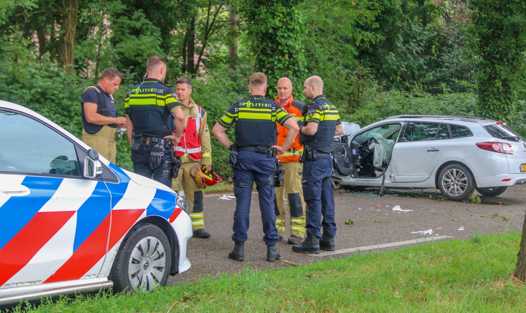 Bestuurder botst met auto tegen een boom, traumahelikopter ter plaatse