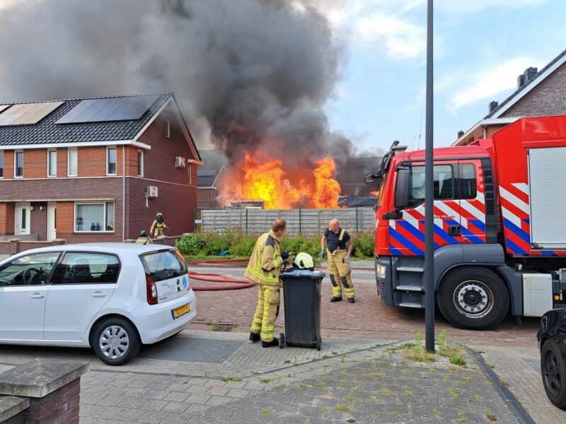 Brand verwoest schuur en beschadigt andere schuurtjes achter woning