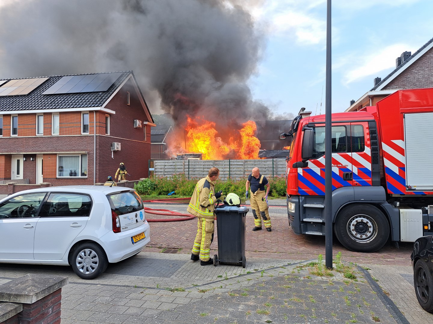 Brand verwoest schuur en beschadigt andere schuurtjes achter woning