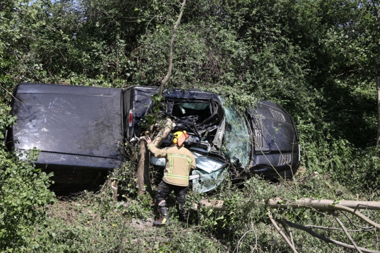 FOTO UPDATE: Dodge ram crasht en belandt in de bosschage