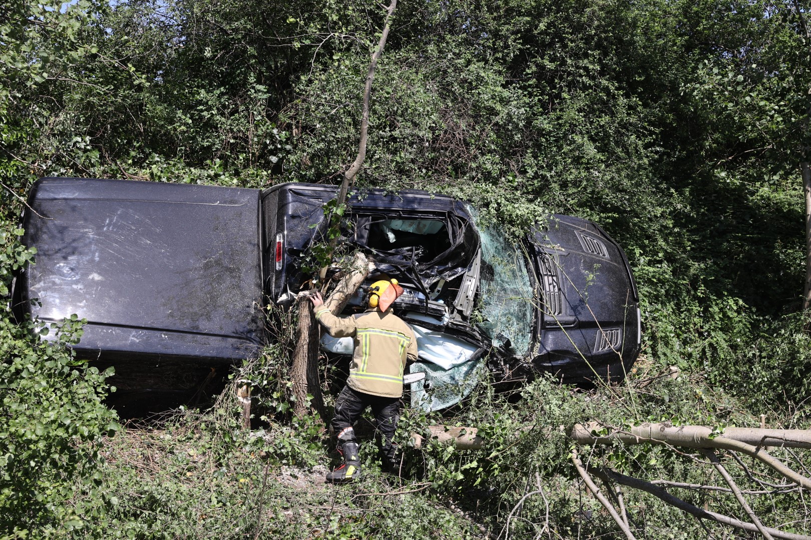 FOTO UPDATE: Dodge ram crasht en belandt in de bosschage