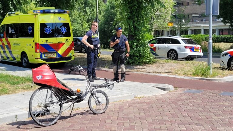 Fietser gewond naar ziekenhuis na aanrijding met auto