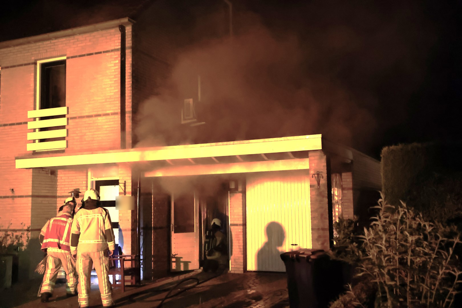 Brandweer blust woningbrand na melding brandalarm