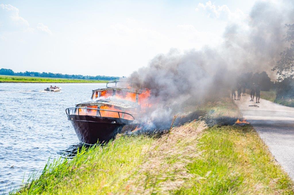 Net gekochte boot volledig verwoest door brand