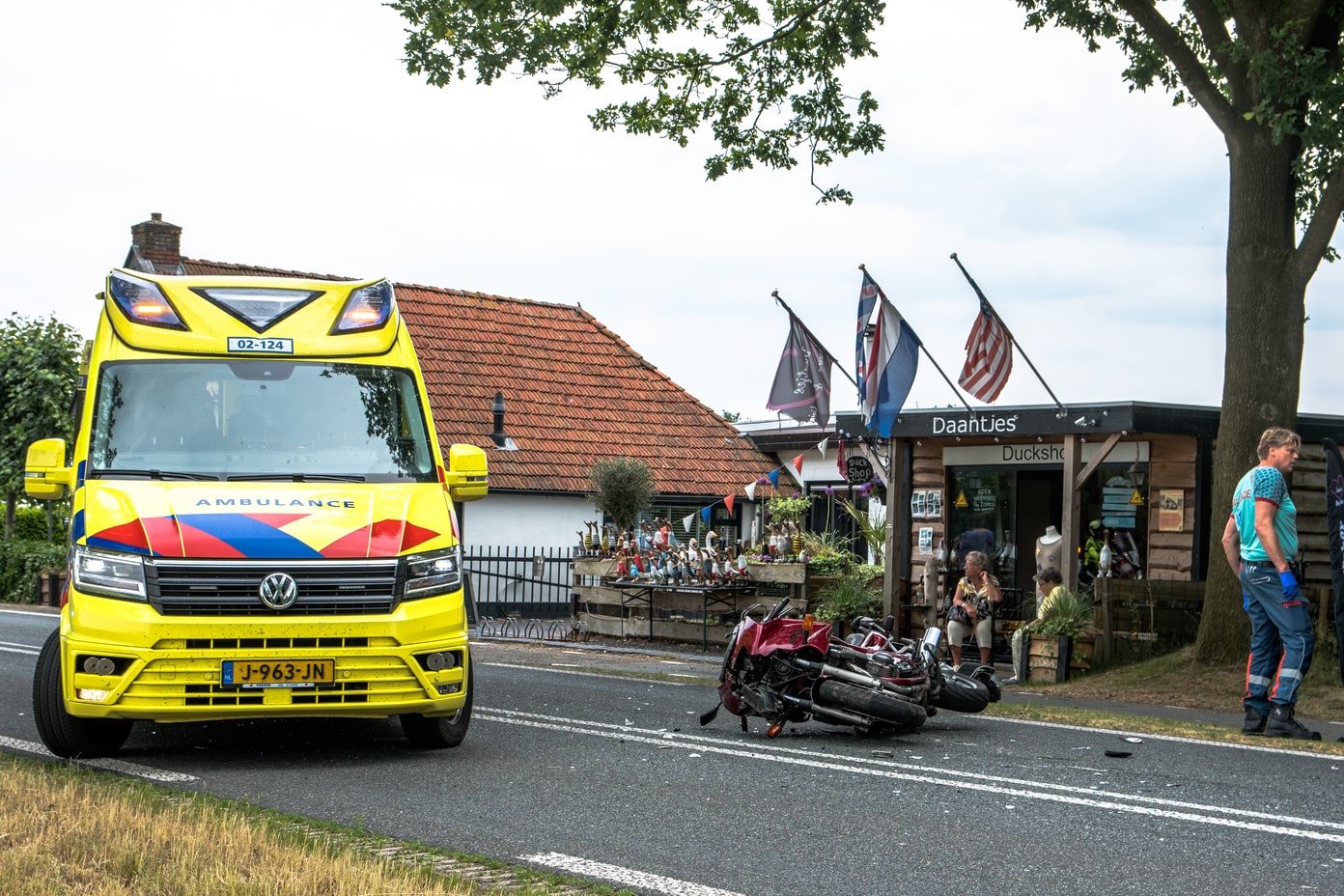 Motorrijder botst achter op auto en raakt gewond