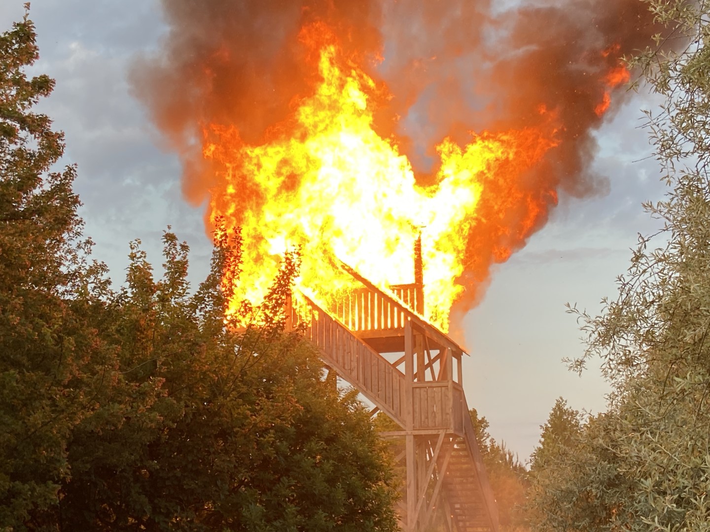 Uitkijktoren zwaar beschadigd door brand