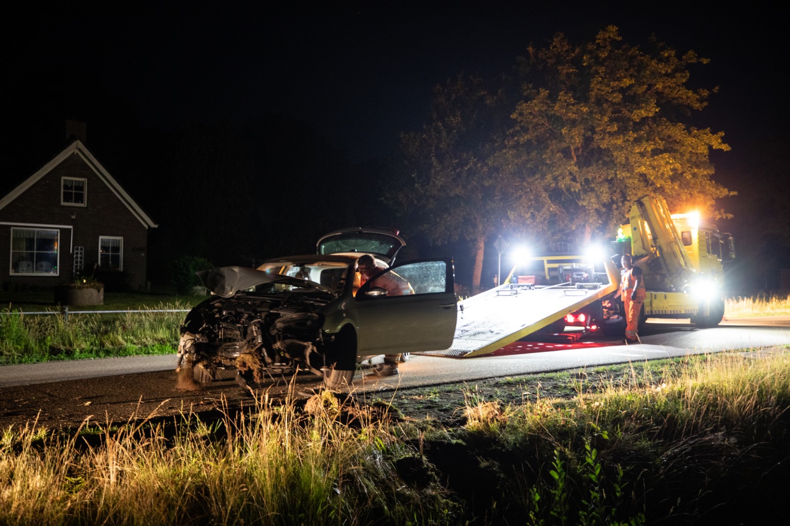 Bestuurder onder invloed rijdt zijn auto in puin