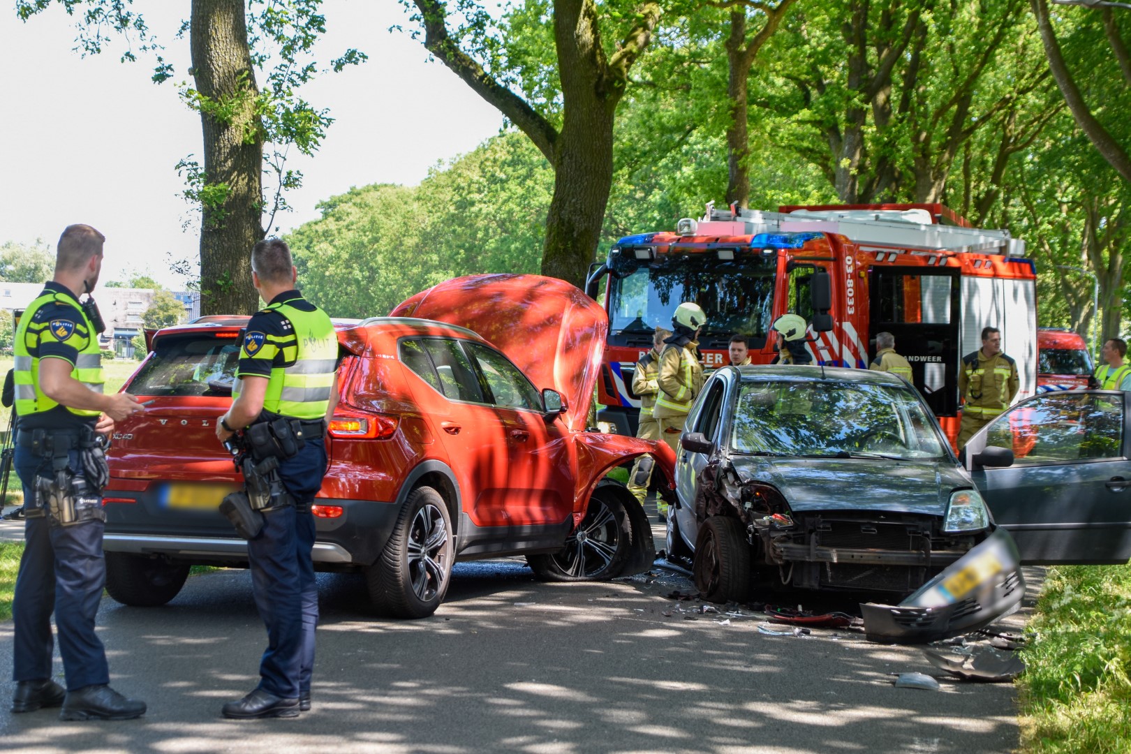 Twee auto’s komen met elkaar in botsing, veel schade
