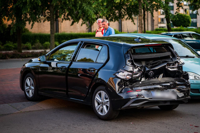 Man beroofd na pinnen, ramt auto van overvallers