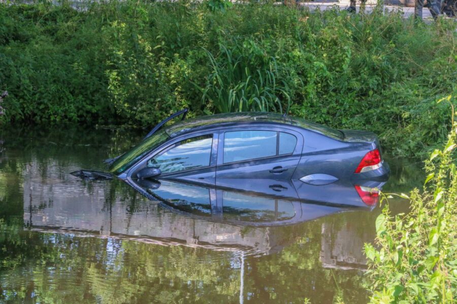 Auto komt in sloot terecht na botsing