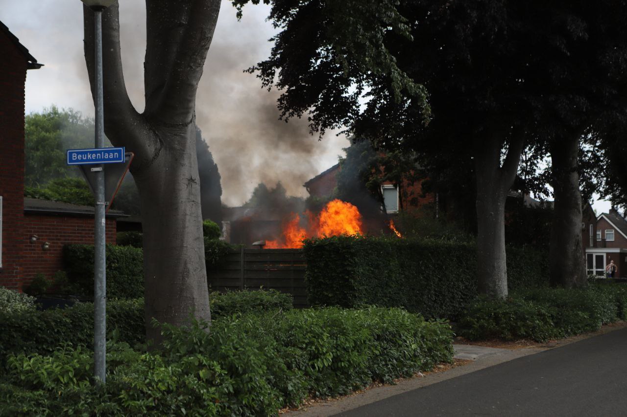 Schuur brandt volledig uit