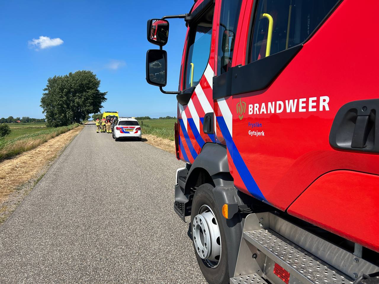 Man op scootmobiel rijdt sloot in