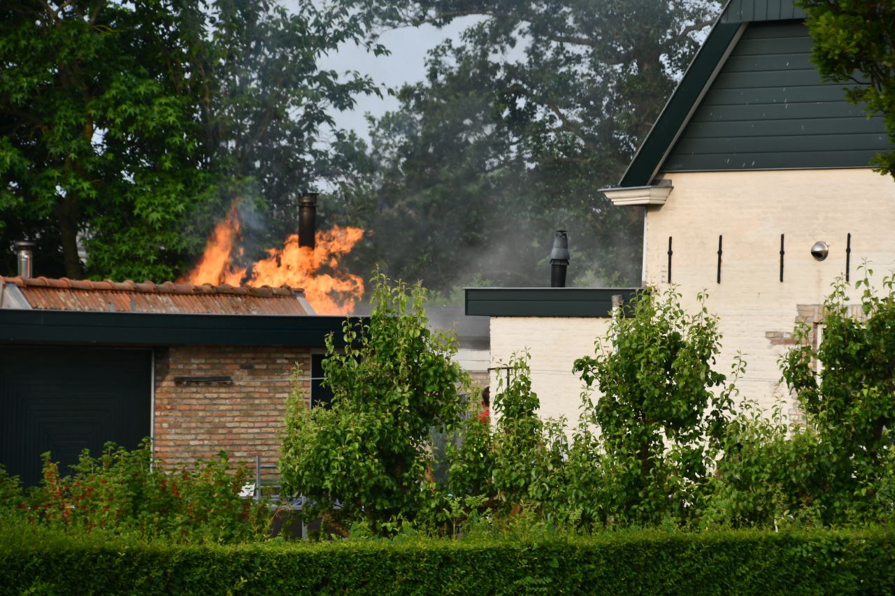 Vlammen slaan uit het dak bij schuurbrand