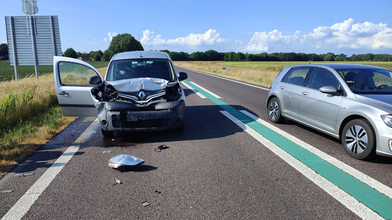 Hongaars gezin ziet file over het hoofd en knalt tegen voorganger