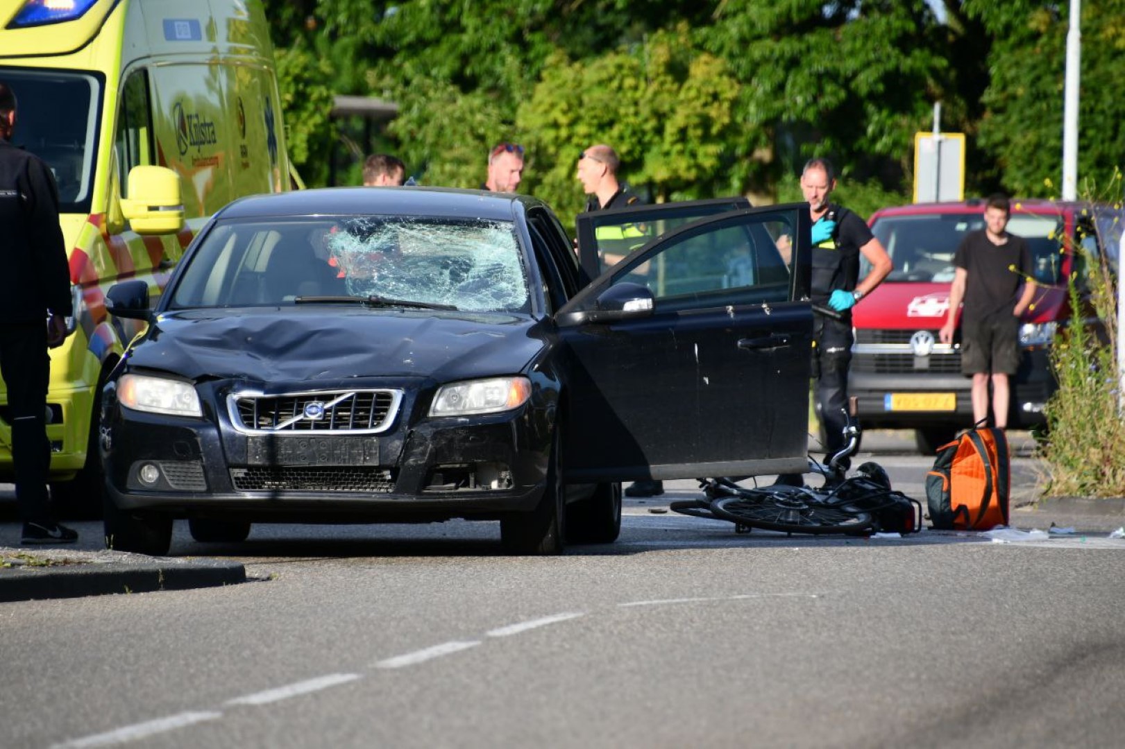 Hulpdiensten groots aanwezig voor botsing tussen auto en fietser