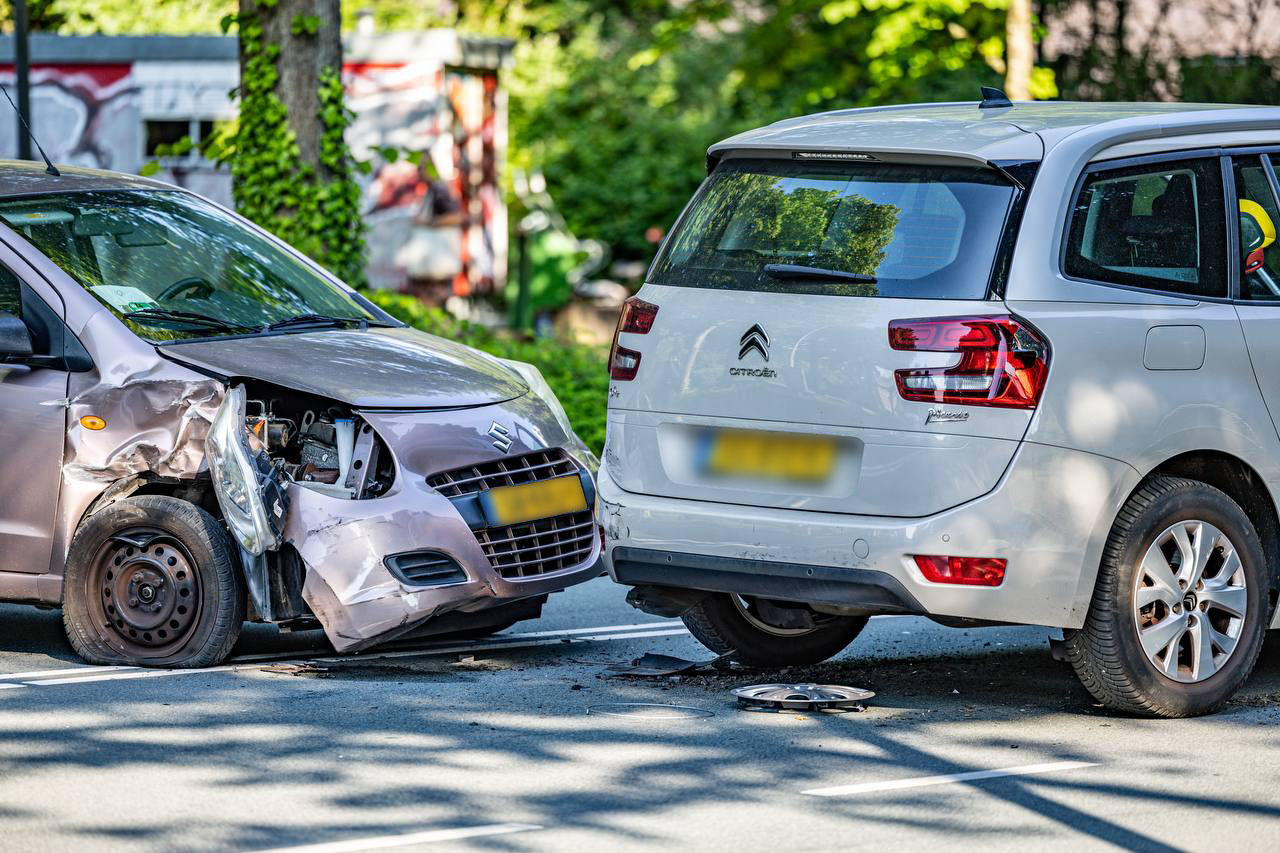 Twee auto’s botsen op elkaar in Groningen