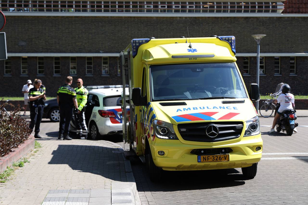 Fietser gewond na ongeval met auto in Groningen