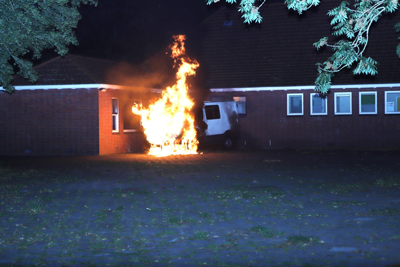 Bestelbus achter schoolgebouw in Stadskanaal vat vlam