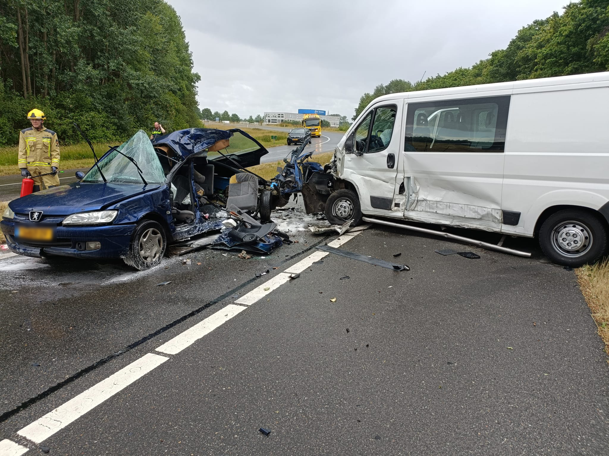 Gewonde bij ongeval tussen personenauto’s, traumahelikopter geland