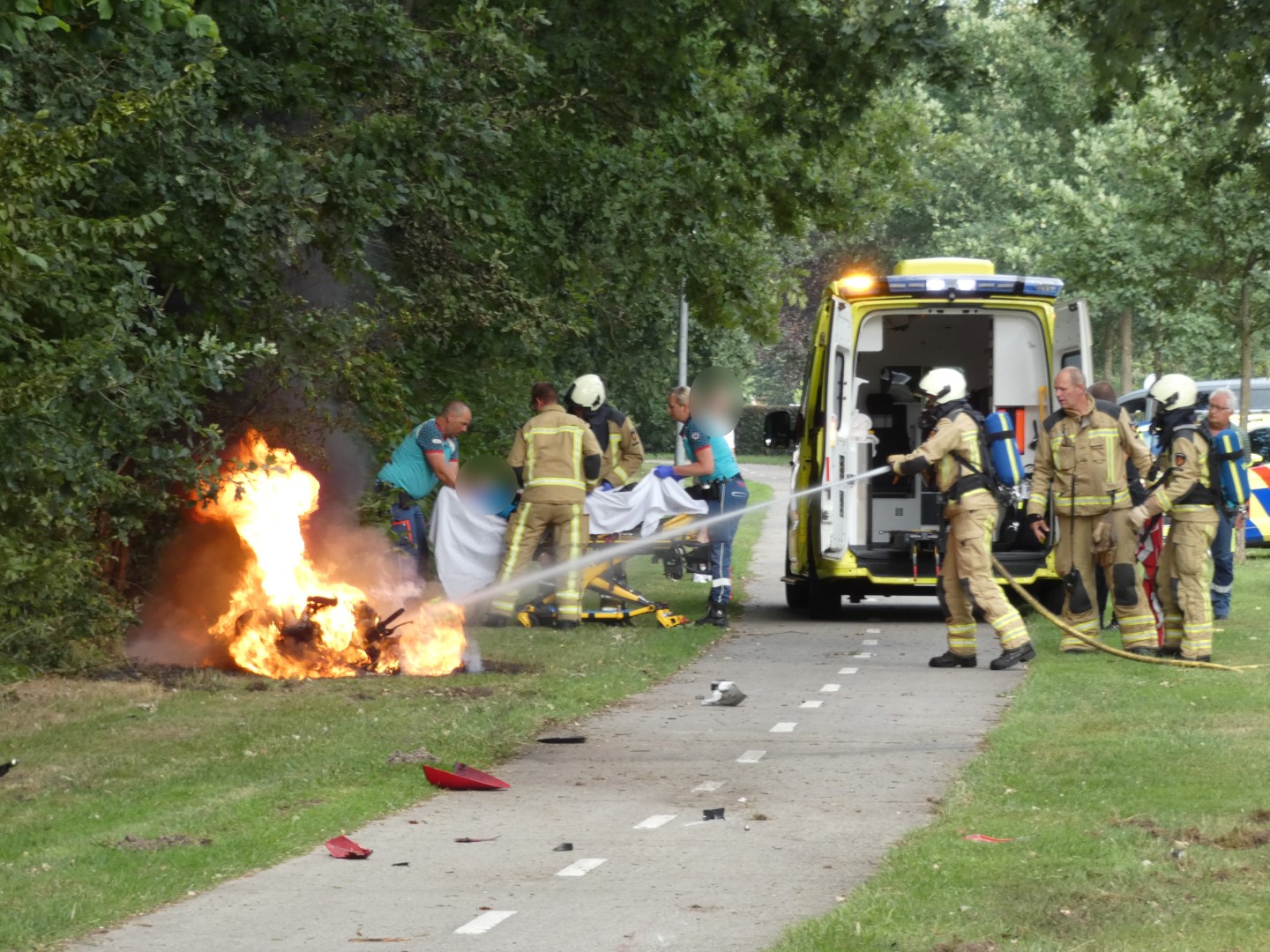 Scooterrijder rijdt tegen boom, scooter vliegt in brand