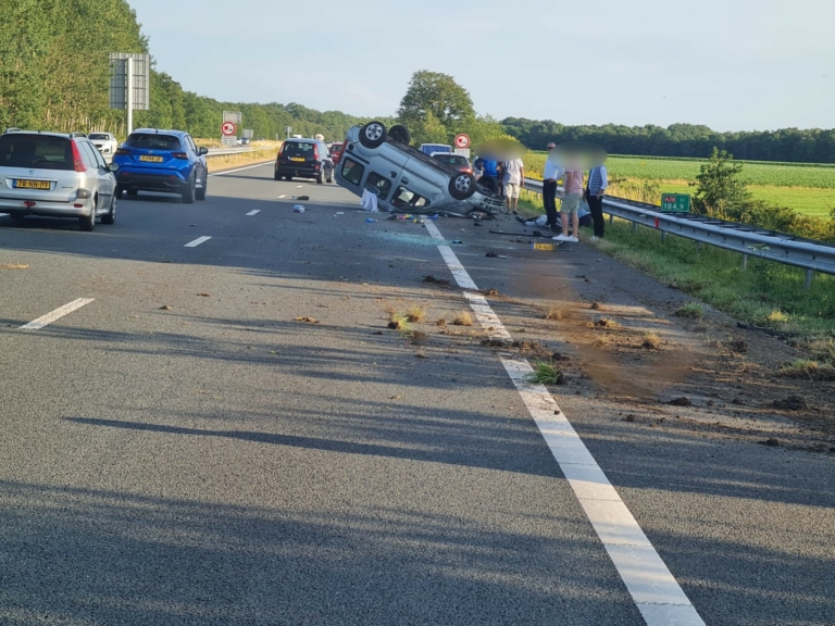 Ernstig gewonde bij ongeluk op de A28, snelweg dicht