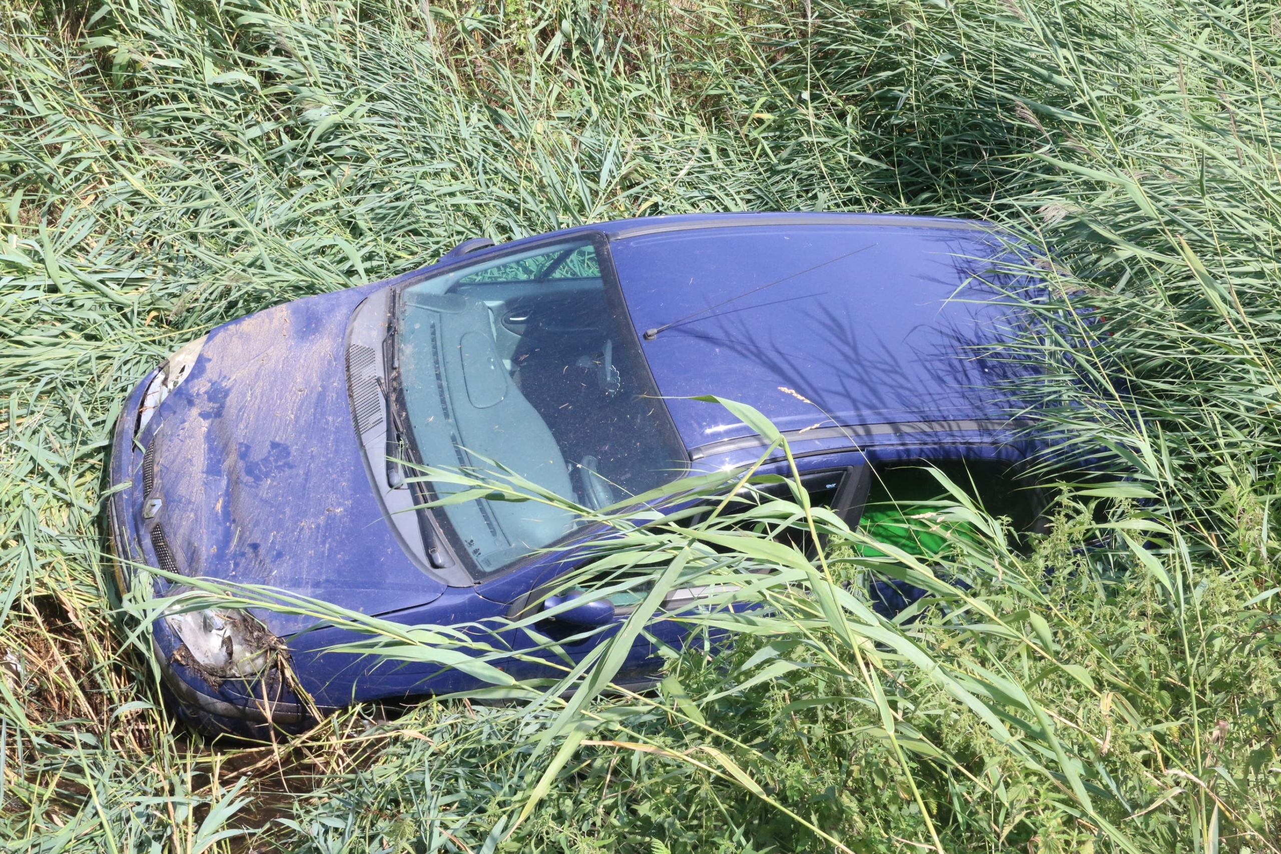 Gewonde nadat auto in sloot belandt
