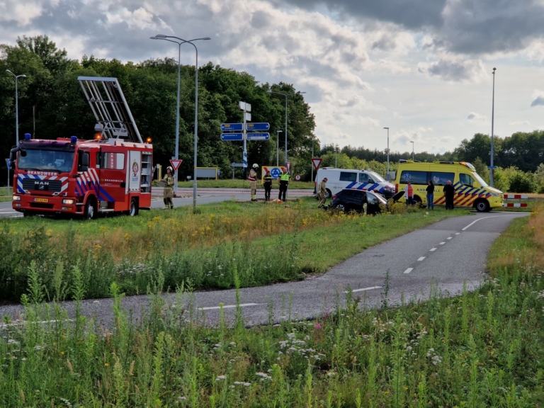 Bestuurder verliest macht over het stuur en rijdt sloot in