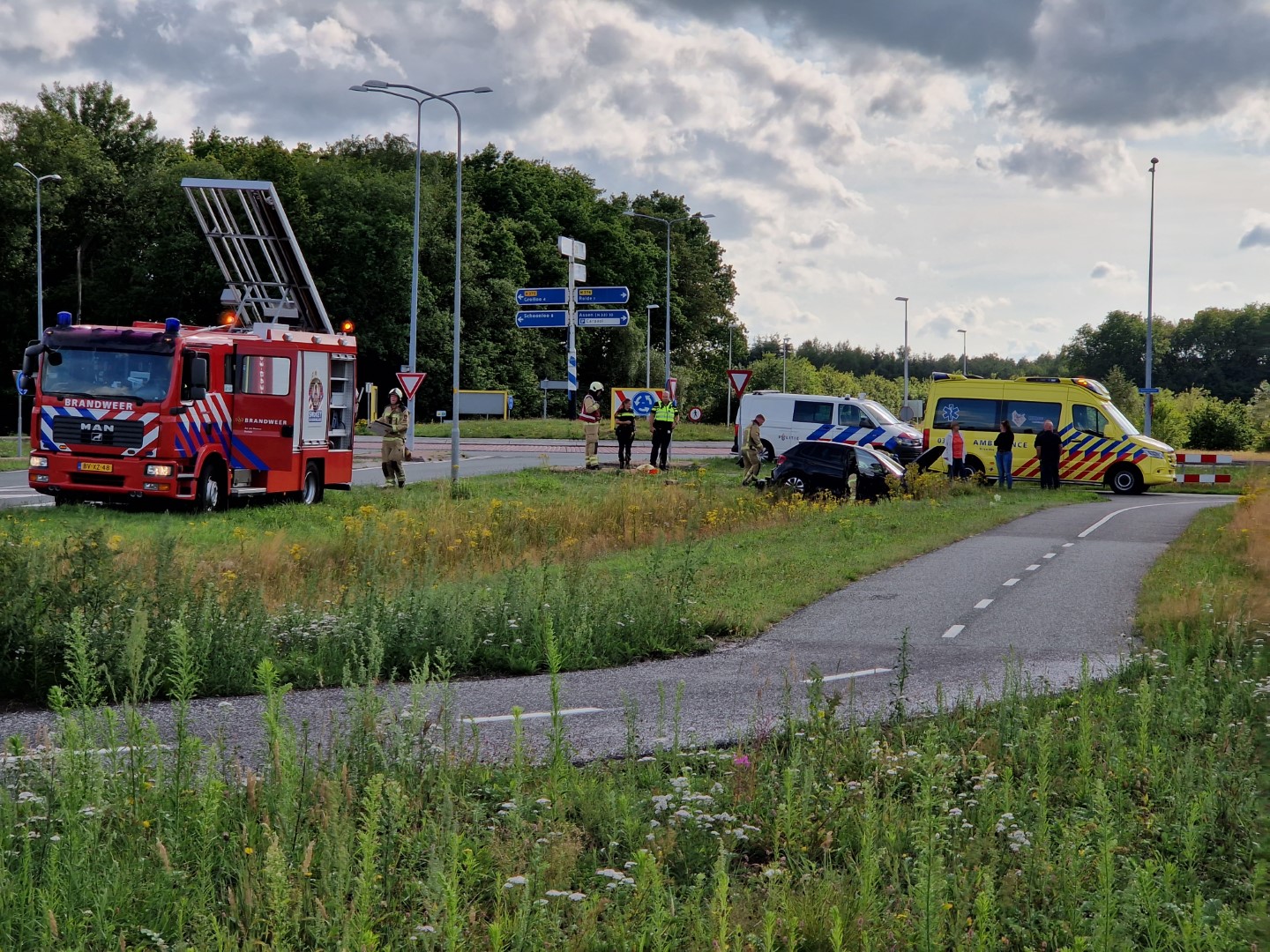Bestuurder verliest macht over het stuur en rijdt sloot in