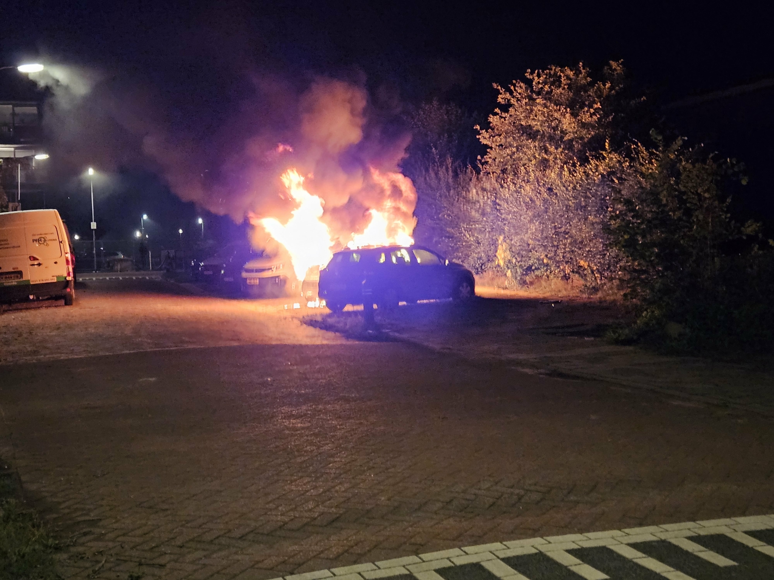 Geparkeerde auto vermoedelijk in brand gestoken