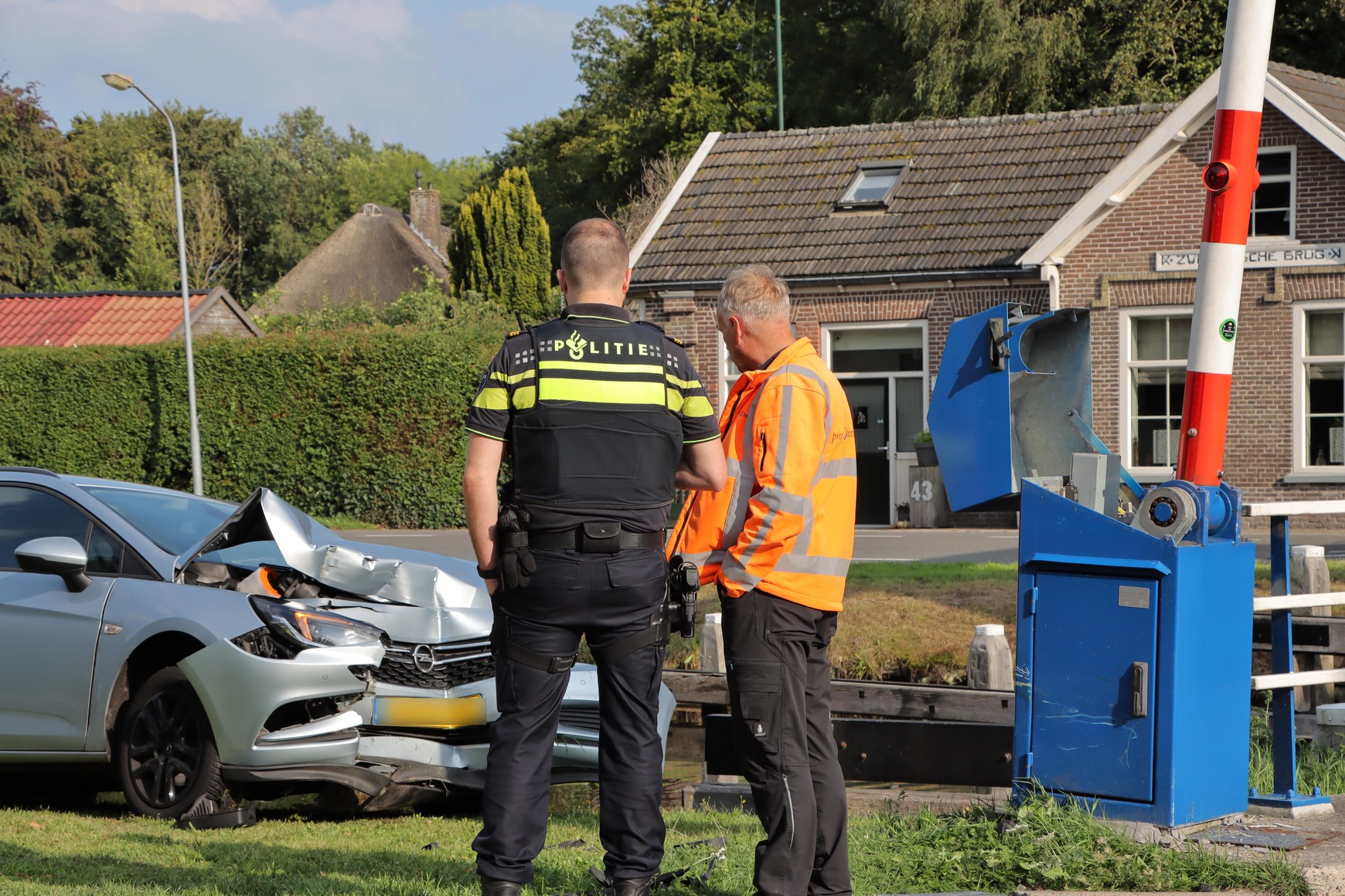 Automobilist botst tegen slagboominstallatie, bestuurder gewond