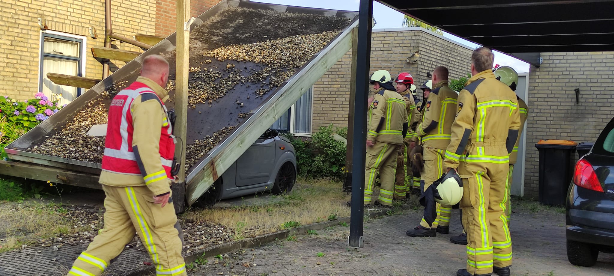 Carport valt op auto