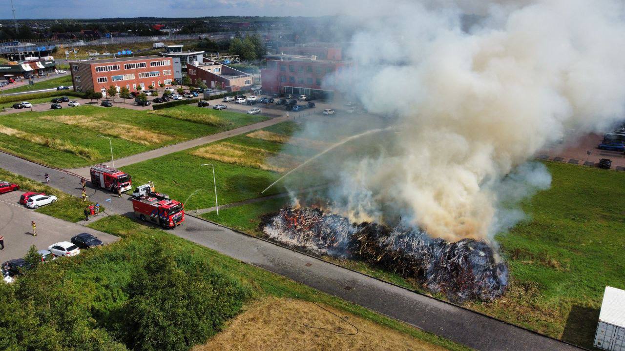 NL-Alert afgegeven na brand: grote takkenbult in vuurzee