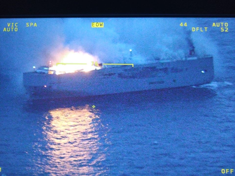 Nog steeds vuurhaarden en veel rook aan boord vrachtschip