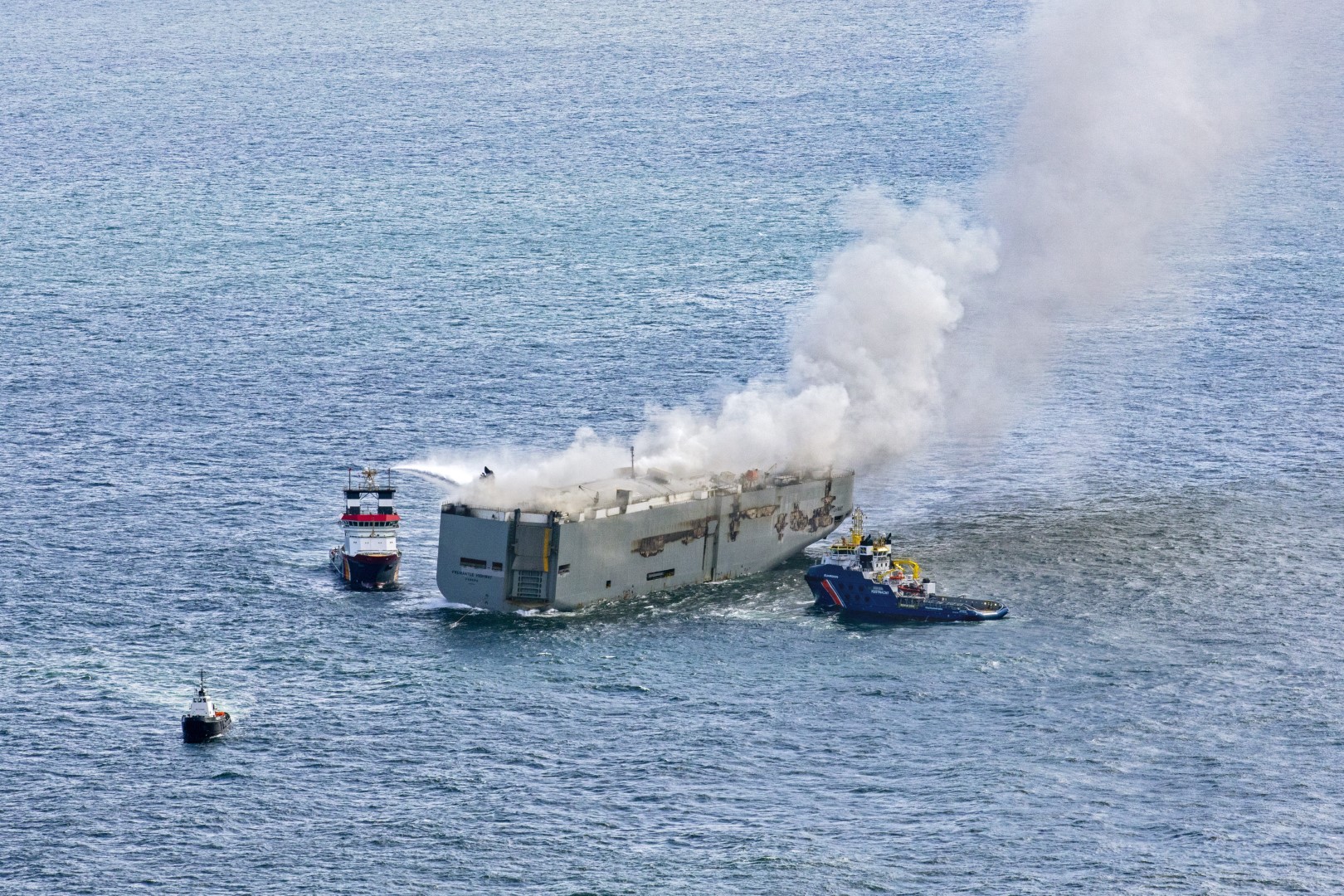 Kustwacht: brand op vrachtschip kan nog dagen duren