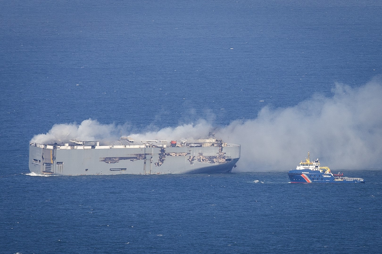 Brandend vrachtschip wordt richting oosten gedraaid