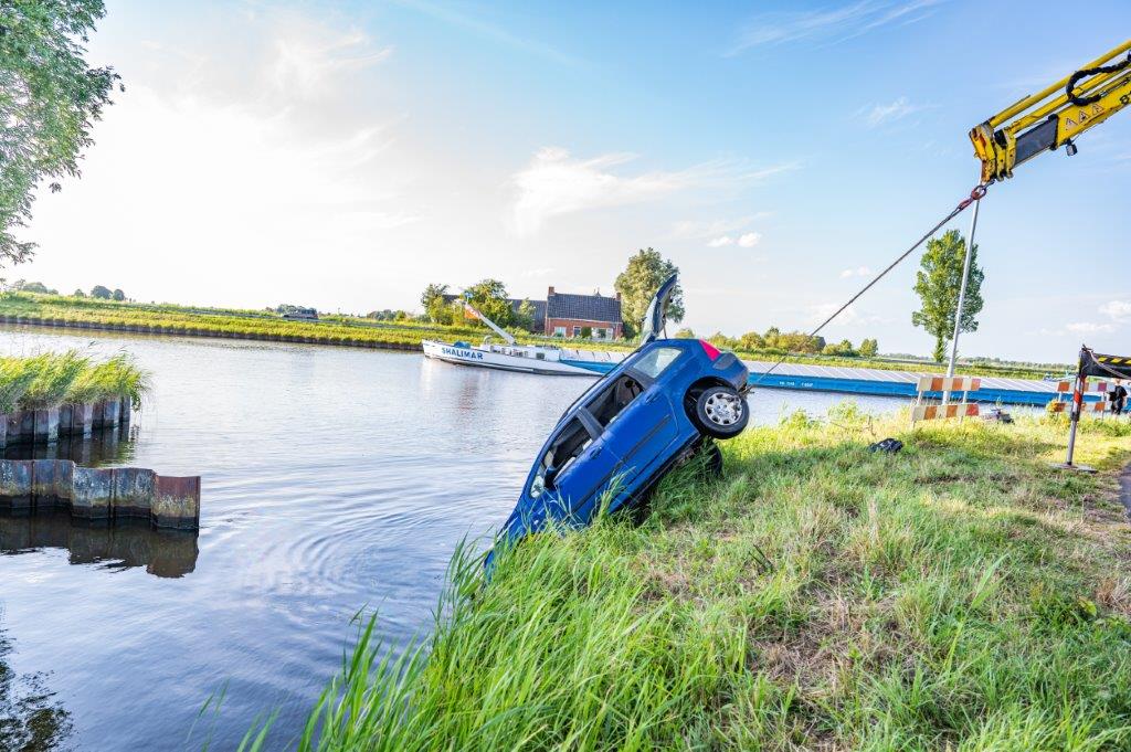 Automobilist meegenomen door politie nadat hij water in rijdt