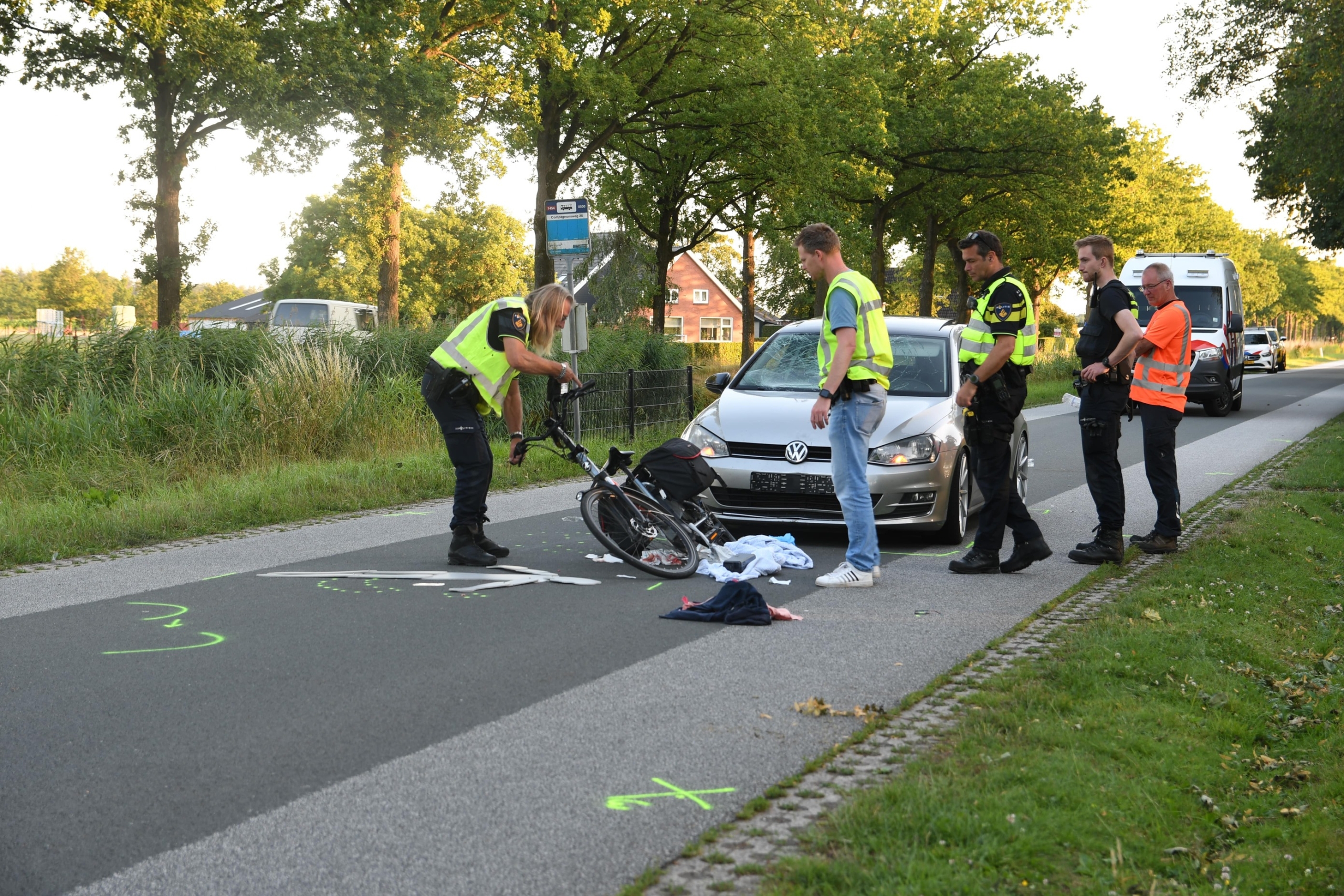 Fietsster zwaargewond na aanrijding met auto