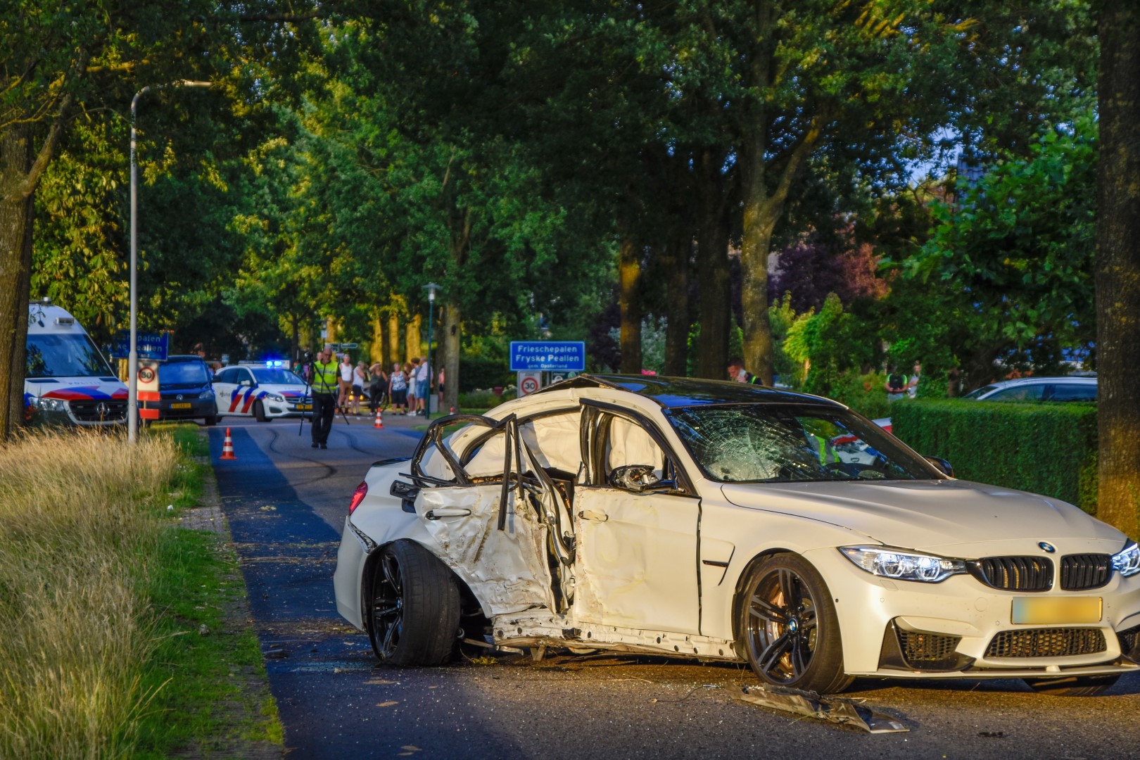 Net gekochte auto crasht tegen boom: drie gewonden, één ernstig aan toe