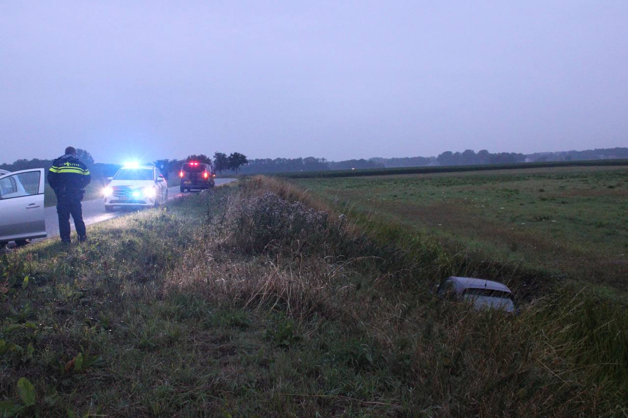 Auto Belandt In Sloot, Bestuurder Ongedeerd - NoorderNieuws