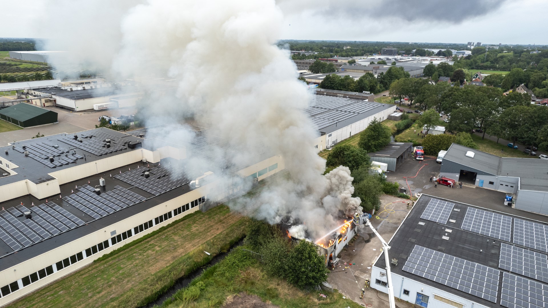 Brand verwoest bedrijfsverzamelgebouw in Heerenveen, NL-Alert uitgegeven