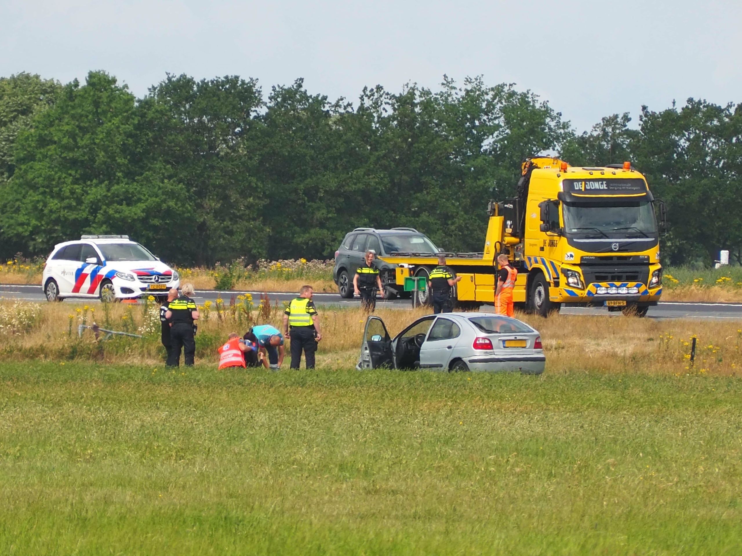 Gewonde nadat auto van snelweg afrijdt