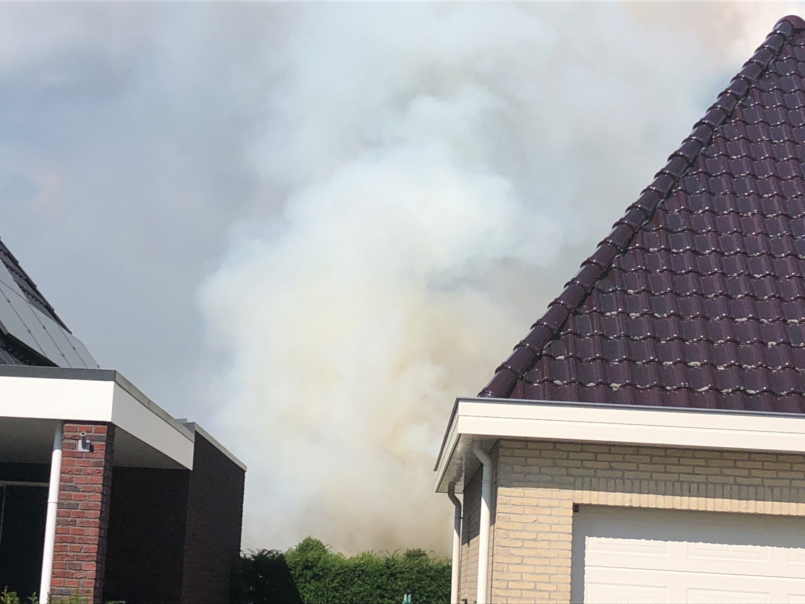 Brandweer bestrijdt hevige brand in schuur