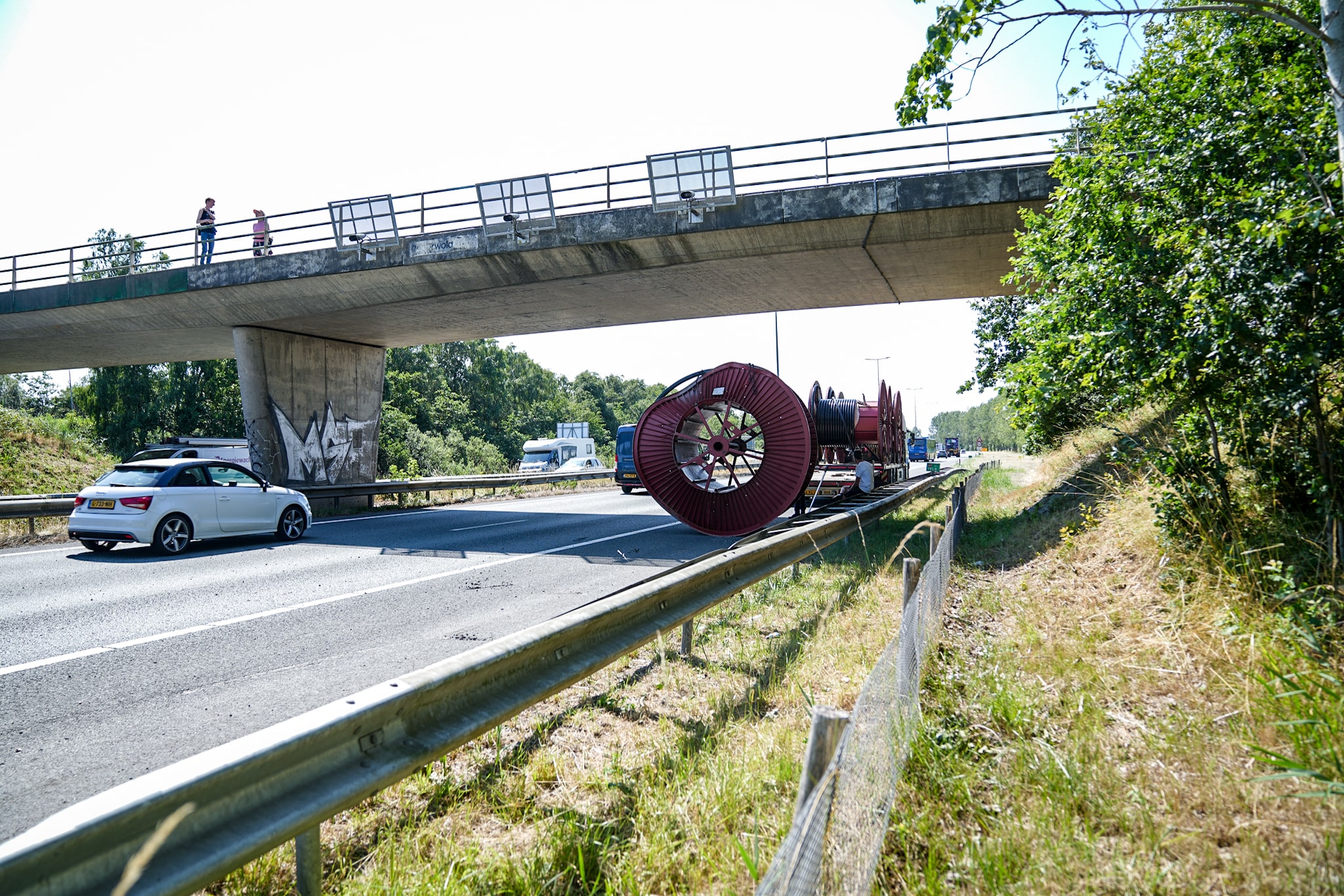 Vrachtwagen verliest lading op snelweg