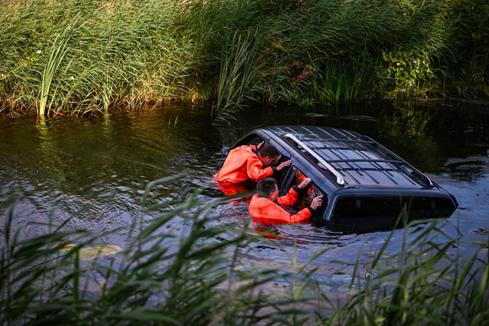 Zoekactie naar inzittenden na te water raken voertuig