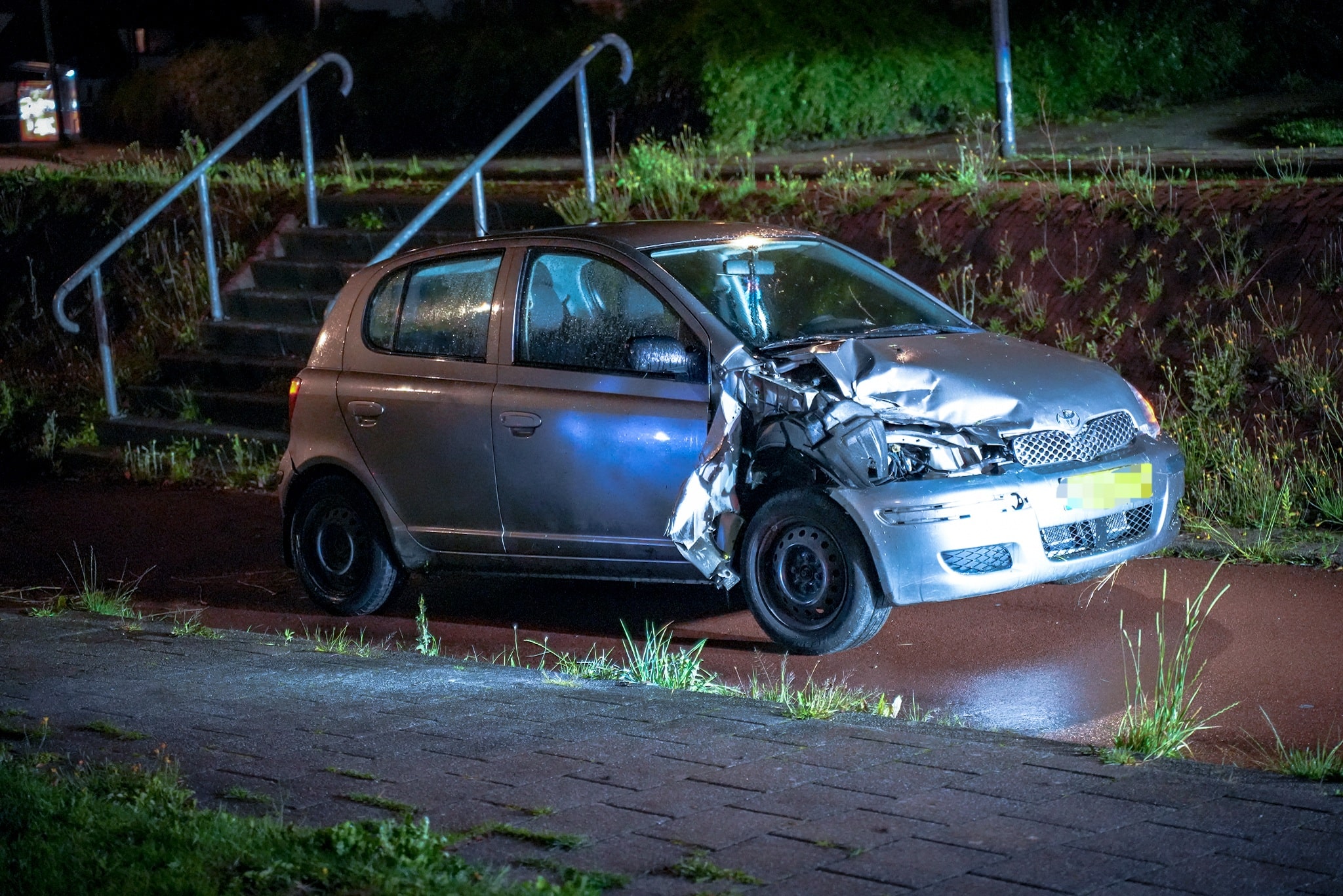 Auto vliegt uit bocht en belandt op fietspad