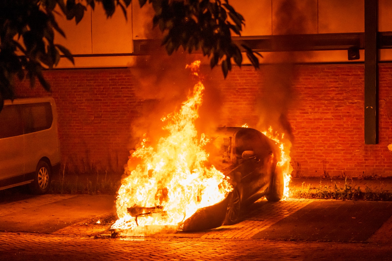 Auto volledig verwoest door felle brand