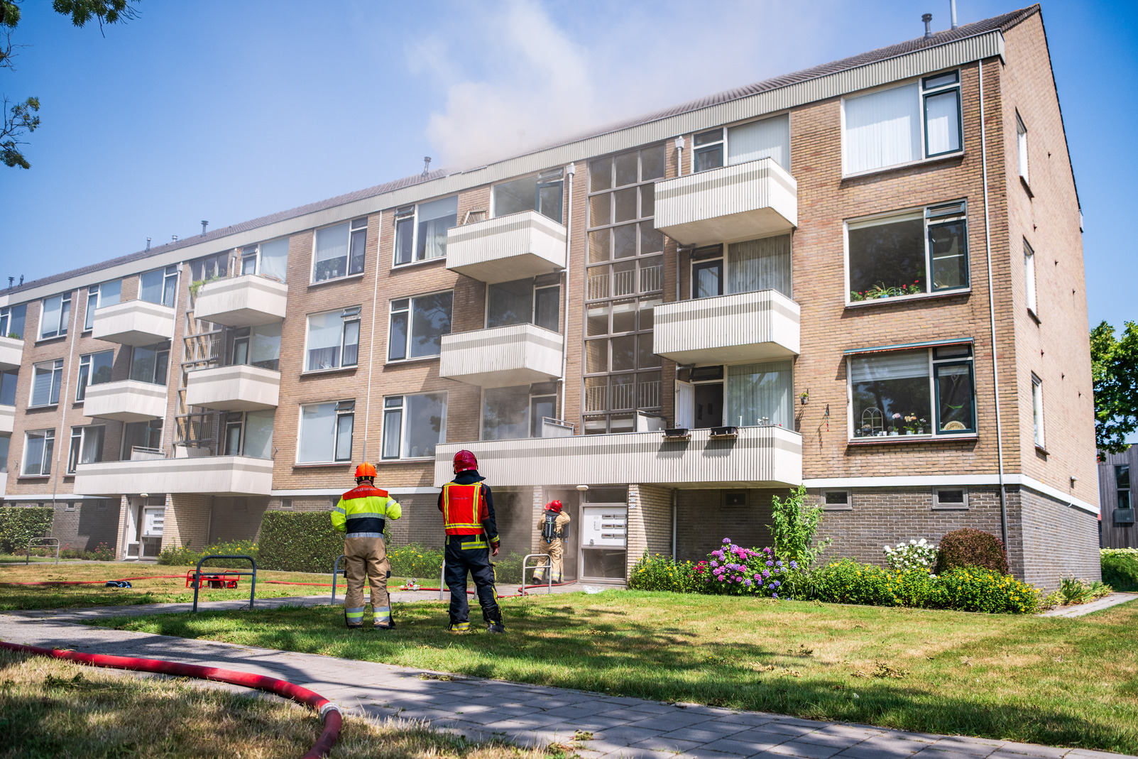 Grote brand in flat; Achttien woningen ontruimd door brandweer